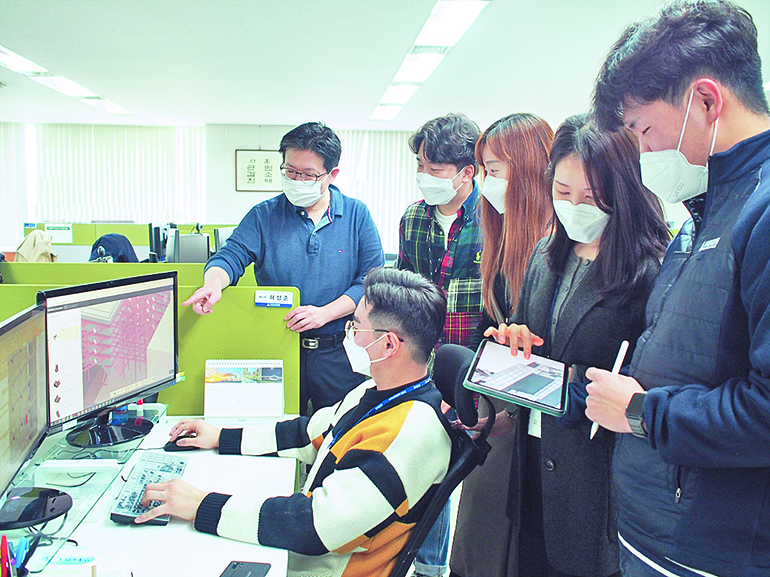 건축주택스마트건설팀 모습. 이 팀은 업무 디지털화를 통한 근본적 변화를 준비하고 있습니다